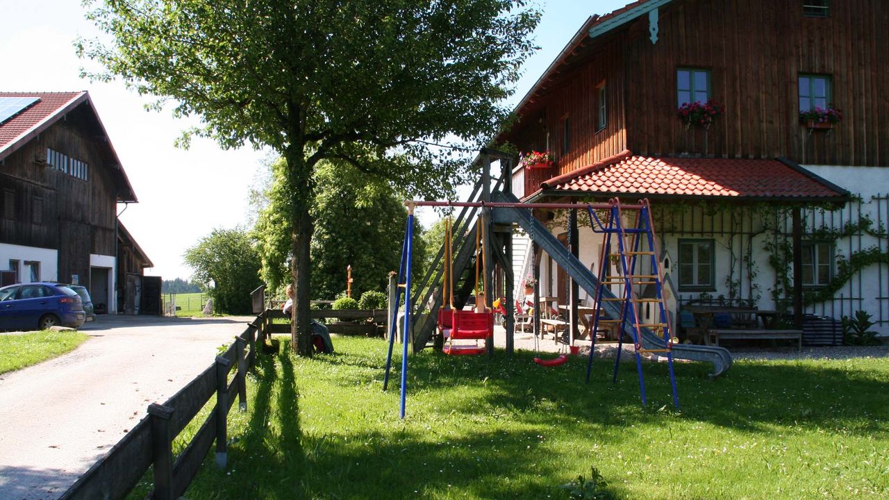 Garten mit Spielgeräten Garten mit Spielgeräten